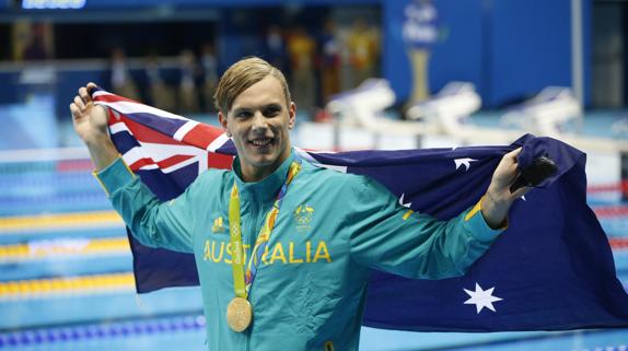 Kyle Chalmers celebra su medalla de oro. 
