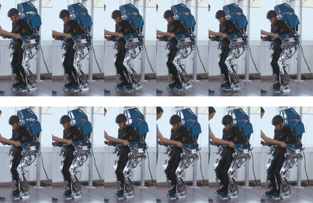 Paciente camina con exoesqueleto