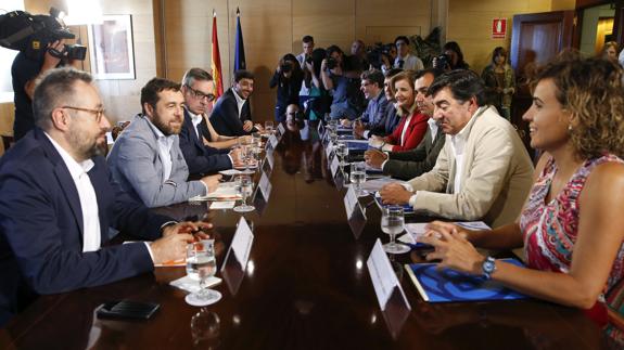 Los miembros del equipo negociador de Ciudadanos y del PP.