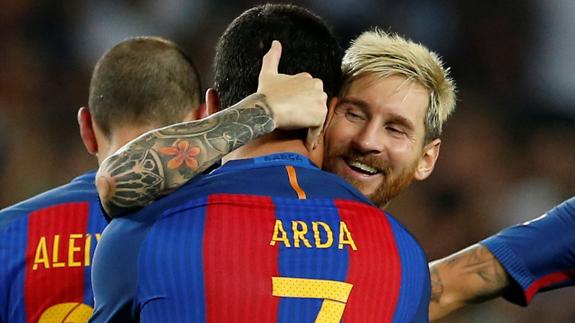 Arda Turan abraza a Messi. 