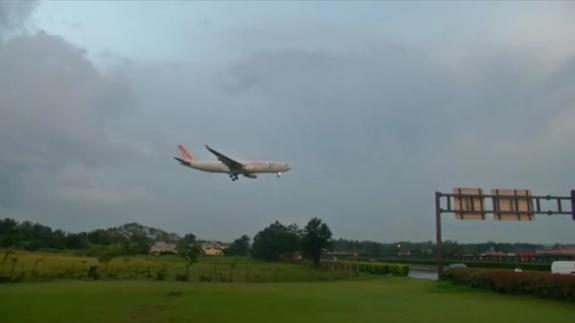 Un avión despegando desde Estados Unidos.