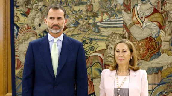 El Rey, junto a la presidenta del Congreso, Ana Pastor.