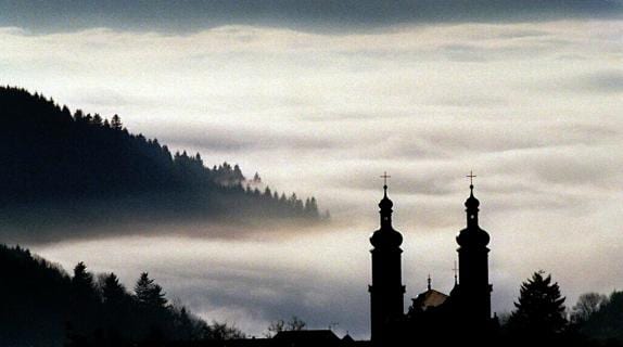 Niebla sobre la Selva Negra alemana con la iglesia de San Pedro.