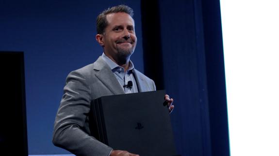 Andrew House sostiene una PlayStation 4 Pro.