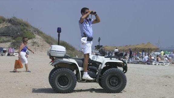 Un policía local realiza un servicio de vigilancia en la playa de El Saler. 