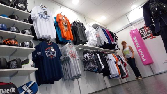Maite García, en su tienda de material especializado en artes marciales, 'Bushi Sport'.