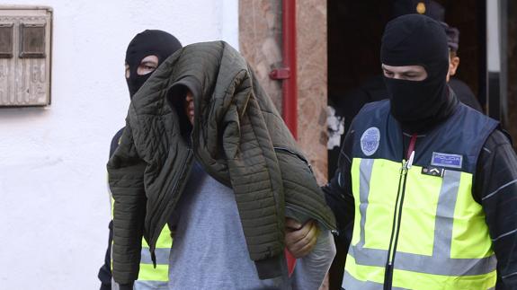El presunto yihadista detenido esta madrugada en Valladolid, a la salida de su domicilio. 
