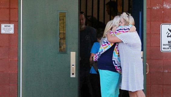 Dos profesoras se abrazan a las puertas de la escuela elemental de Townville, en Carolina del Sur.
