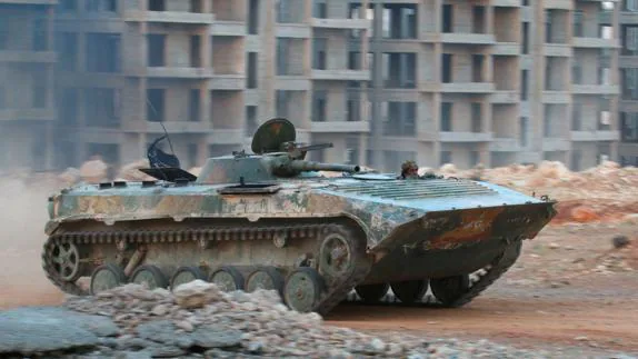 Un tanque del Frente Fateh al-Sham circula por las calles de Alepo.