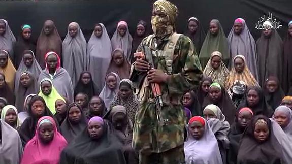 Un miembro de Boko Haram con las niñas secuestradas.