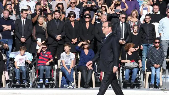 El presidente francés, Frrancois Hollande, durante el homenaje en Niza.
