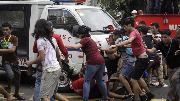 La Policía atropella a los manifestantes en Manila.