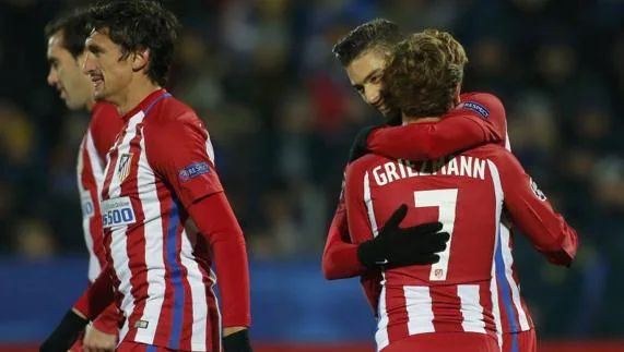 Carrasco celebra su gol abrazado a Griezmann. Reuters