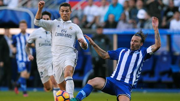 Alexis disputa un balón con Cristiano. 