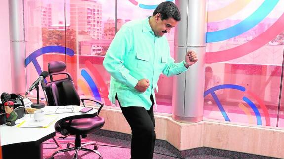 Maduro baila durante su nuevo programa de salsa.
