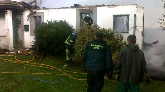 Bomberos y Guardia Civil, en la vivienda calcinada.