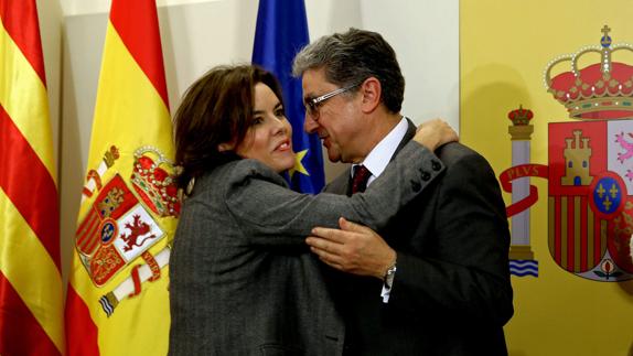 Soraya Sáenz de SAntamaría saluda al nuevo delegado del Gobierno en Cataluña, Enric Millo. 