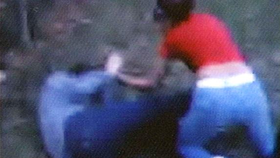 Fotograma de un vídeo en el que un joven golpea a otro. 