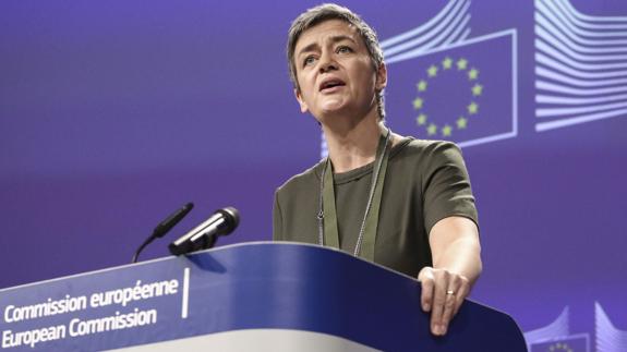 La comisaria europea de Competencia, Marghette Vestager, anuncia la medida.