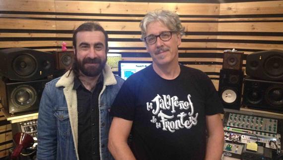 Dani Merino, con barba, y Edu Basterra, con gafas, en los estudios Sweet Saul Music de Sopelana.