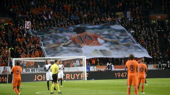 El Amsterdam ArenA, en el primer partido que acogió tras la muerte de Cruyff. 