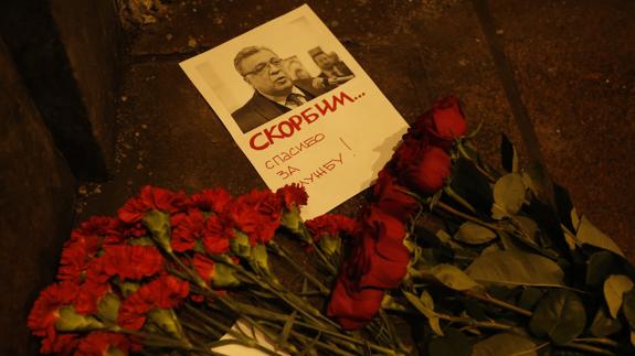Una imagen del embajador, junto a unas rosas.