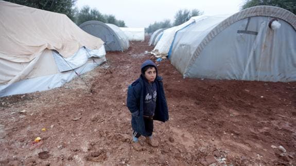 Un niño, en el campamento de desplazados sirios en el que han muerto tres menores. 