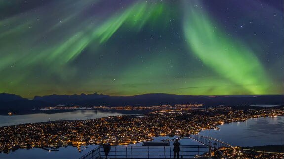 Vista nocturna de la ciudad de Tromso.