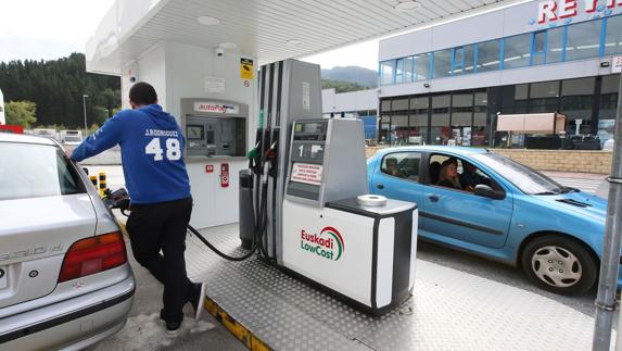 Un hombre reposta en una gasolinera.