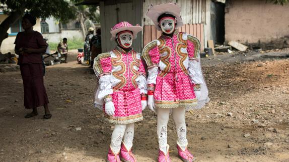 Dos niñas disfrazadas para el carnaval de Winneba. 