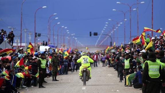 El argentino Jose Julian Kozac llega al final de la quinta etapa entre Tupiza y Oruro en Bolivia.