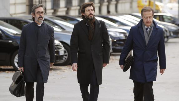 Oleguer Pujol acompañado de sus abogados a su llegada a la Audiencia Nacional.