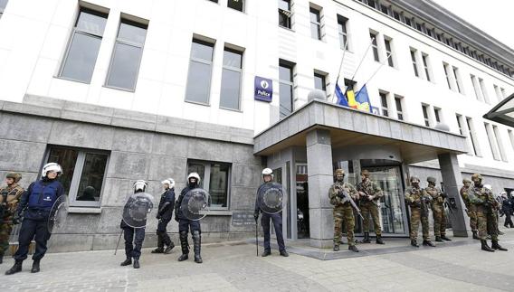 Soldados y agentes de policía haciendo guardia en Molenbeek. 