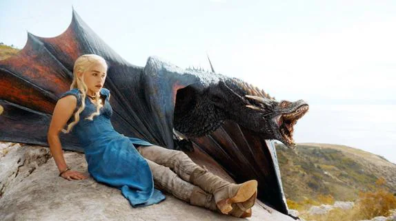 Emilia Clarke, en el papel de Daenerys Targaryen en una escena de la serie. 