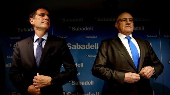 El presidente del Banco Sabadell, Josep Oliu, y su consejero delegado, Jaume Guardiola.