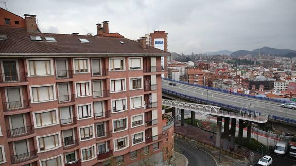 Grupo de viviendas junto a la avenida Maurice Ravel de Bilbao.