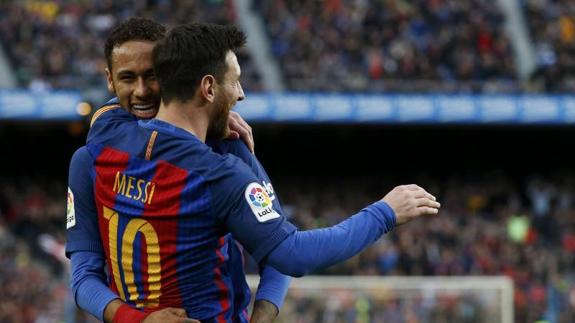 Messi y Neymar celebran un gol. 