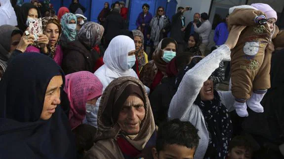 Refugiados afganos en el campo griego de Elinikón.