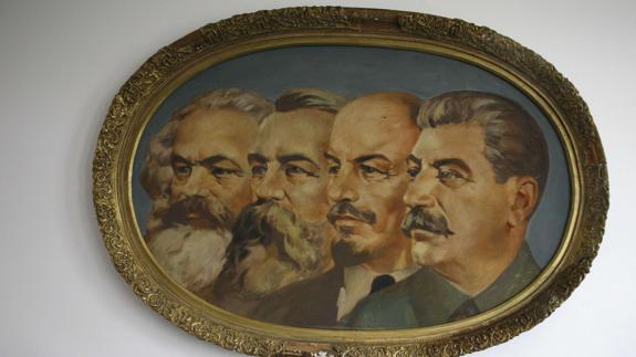 Un retrato con Marx, Engels, Lenin y Stalin.