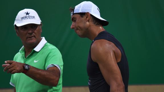 Toni Nadal, en un entrenamiento junto a Rafa. 