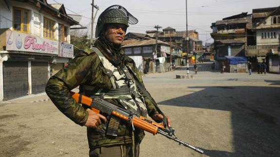 Un policía en Cachemira.