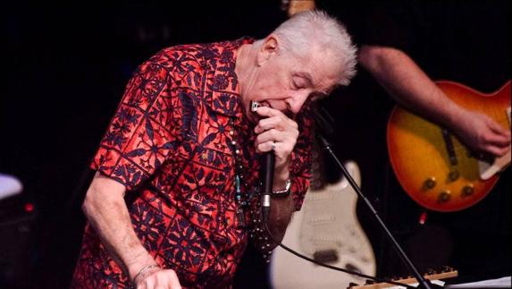 John Mayall a los 80 años, tocando armónica y teclados simultáneamente en la Sala BBK en 2014. 