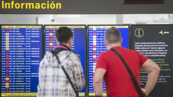 La huelga de controladores franceses obliga a cancelar 63 vuelos en España.