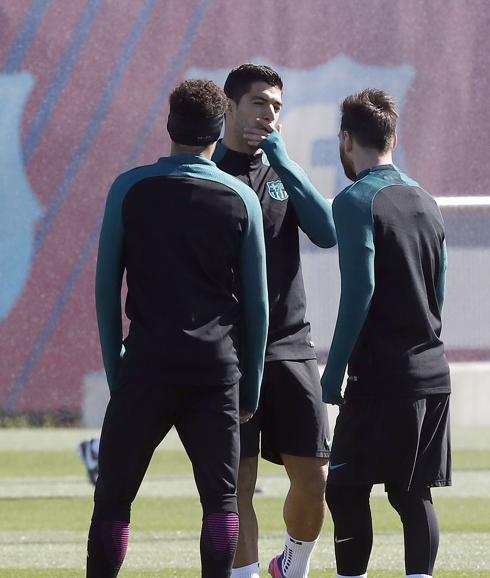 Luis Suárez habla con Neymar y Messi en el entrenamiento. 