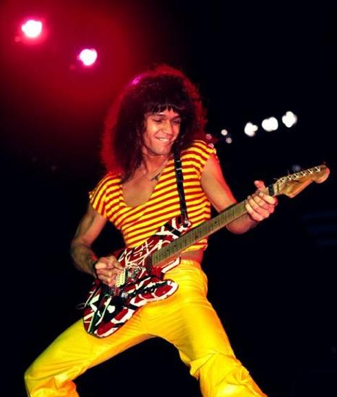 Eddie Van Halen con su guitarra.