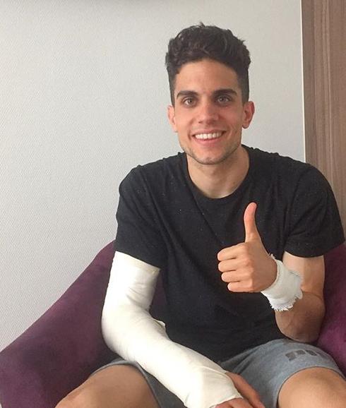 Marc Bartra, tras su operación en el brazo derecho. 