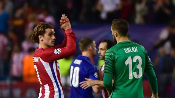 Oblak, junto a Griezmann. 