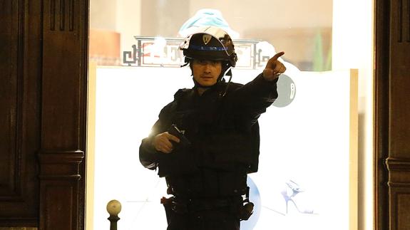 Un policía indica en las cercanías de los Campos Elíseos. 