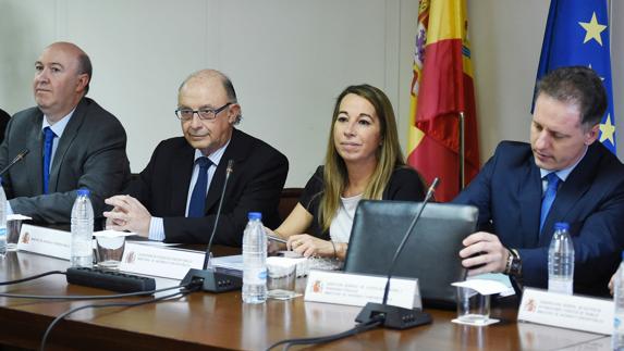 En el centro, el ministro de Hacienda, Cristóbal Montoro, y la secretaria de Estado de Función Pública, Elena Collado.