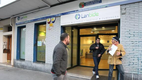 Personas ante una oficina de Lanbide en Vitoria.